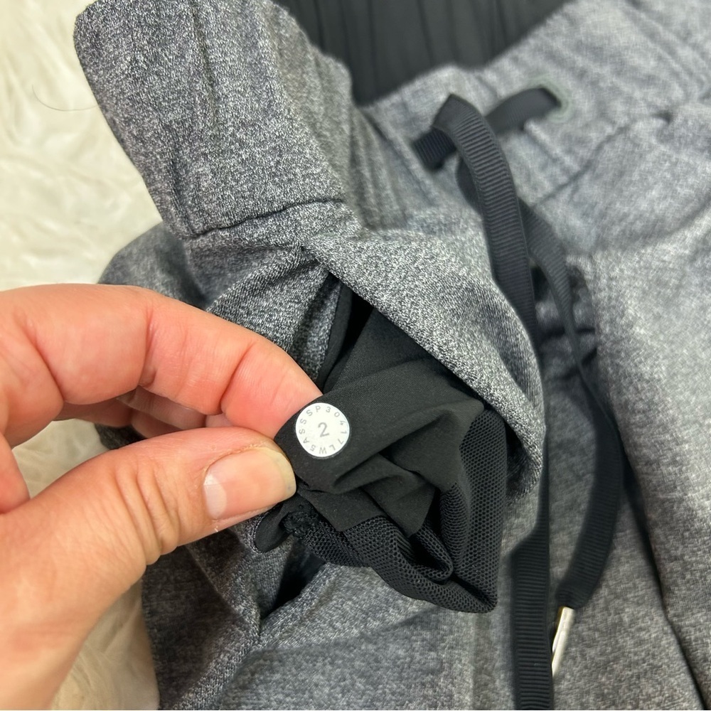 Lululemon On The Fly pant heathered gray/black size: 2 - Picture 10 of 12
